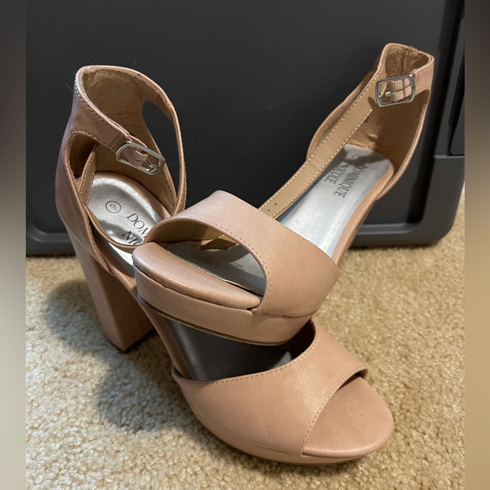 Size 9 nude thick heel pump